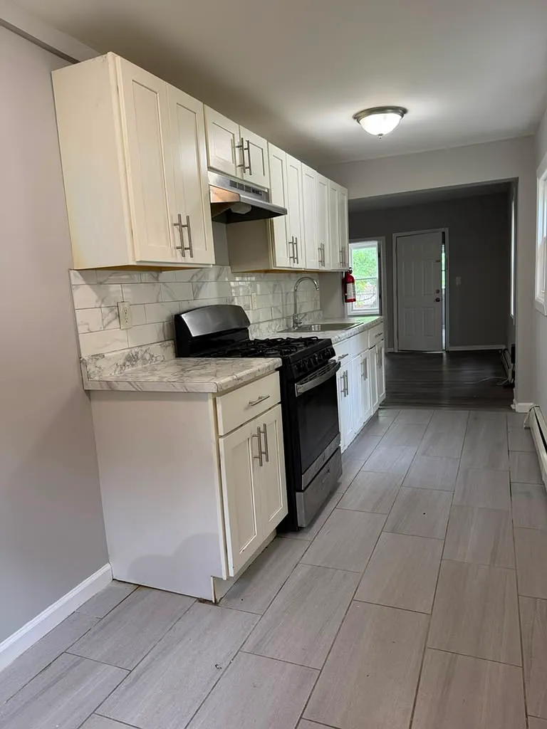 3 bed, 1250 sqft, $2,350 — Photo 2