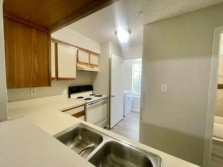 199 Afton Sq — Photo 16