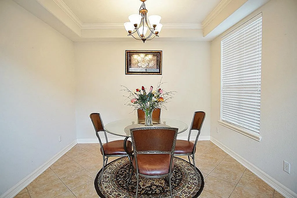 3 bed, 3.0 bath, 2486 sqft, $2,300 — Photo 2