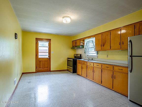 3rd image of 8304 Pandorea Dr