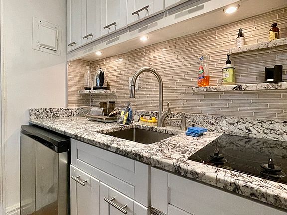 5th image of 325 W 45th St APT 917