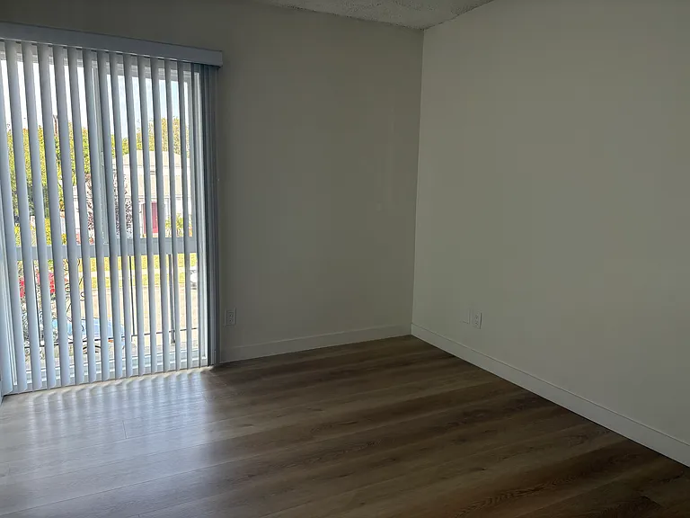 4127 McLaughlin Ave #20 — Photo 6