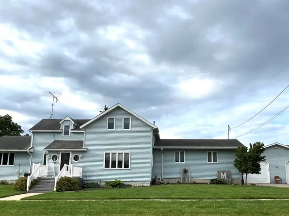 211 E Washington St, New Hampton, IA 50659