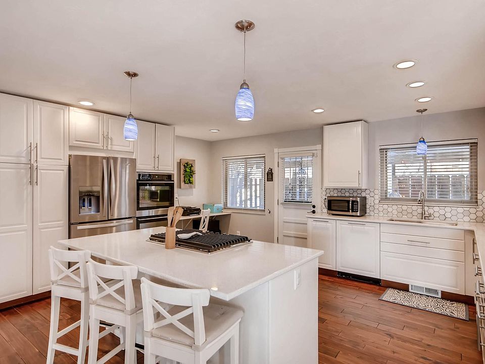 Newly remodeled gleaming chef's kitchen 