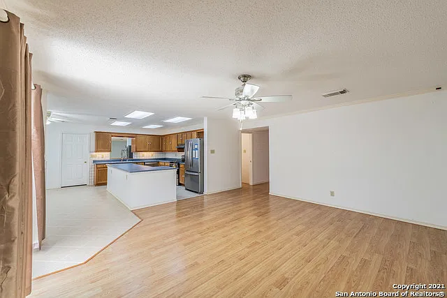 4 bed, 2.0 bath, 2559 sqft, $1,975 — Photo 3