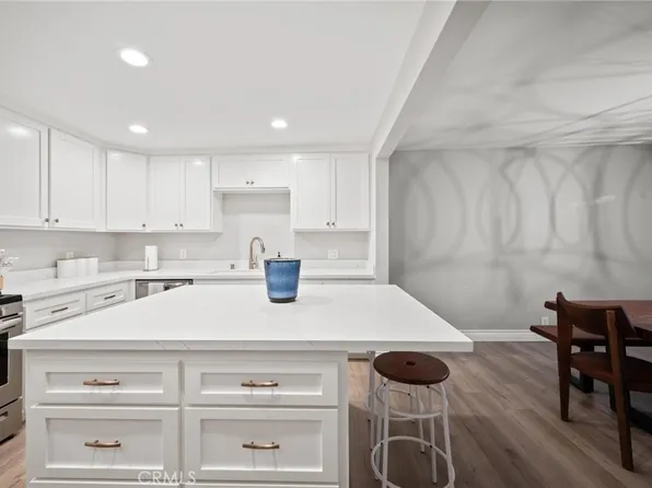 18324 Clark St Unit 110, Tarzana, CA 91356