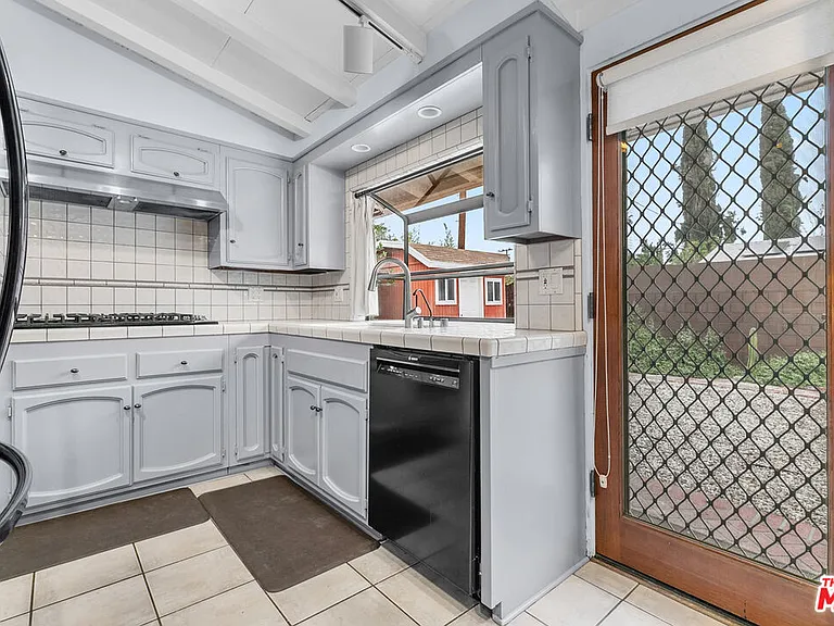 6742 Sunny Brae Ave — Photo 19