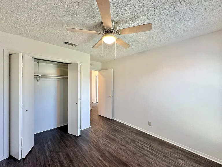 1501 Farhills Dr — Photo 25