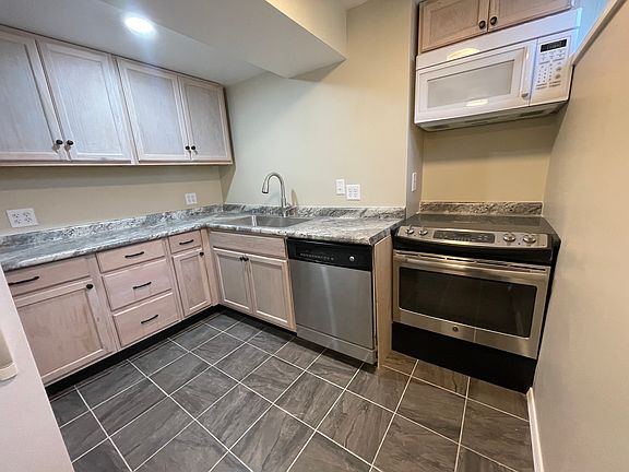 3rd image of 135 Adams St SE #2
