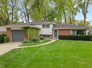 221 W Sheridan Pl, Lake Bluff, IL 60044