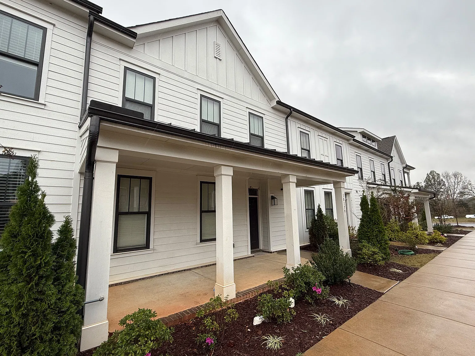 3 bed, 2093 sqft, $2,300 — Photo 2