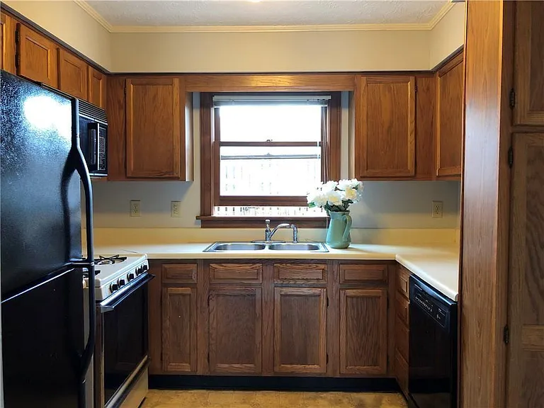 6145 Winfield Ct — Photo 3