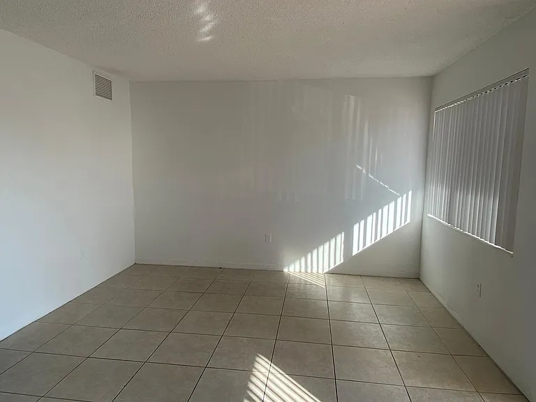 101 NW 29th Ave #4 — Photo 6