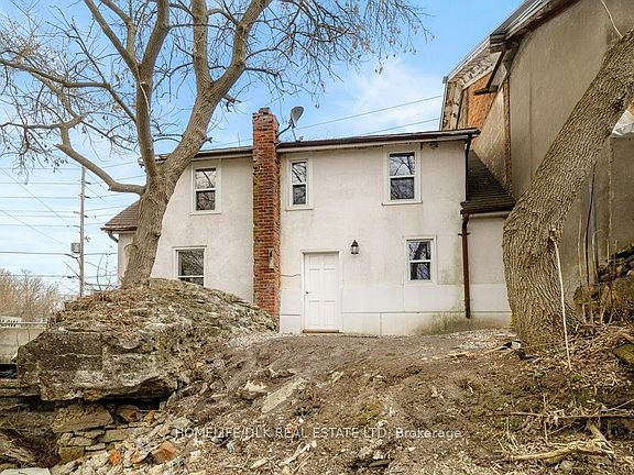 4th image of 18 Main St W