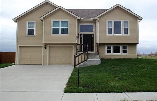 3rd image of 303 NE 192nd Ter