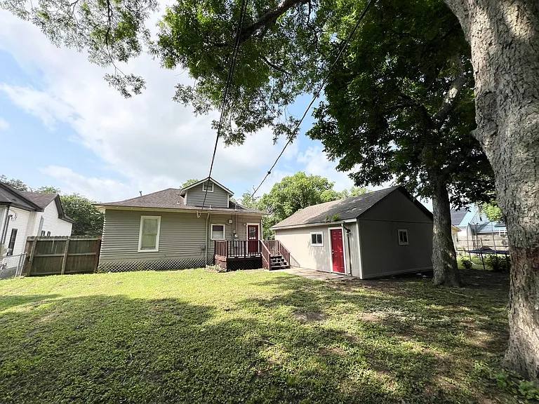 421 E Myrtle St — Photo 19