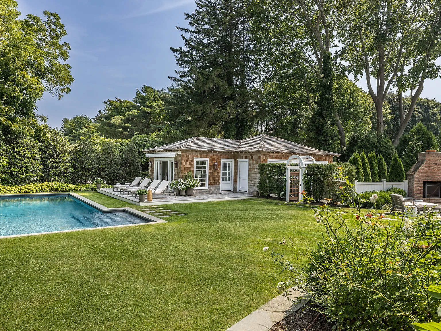 Southampton Village Estate with Pool, Steps to Main St — Photo 2