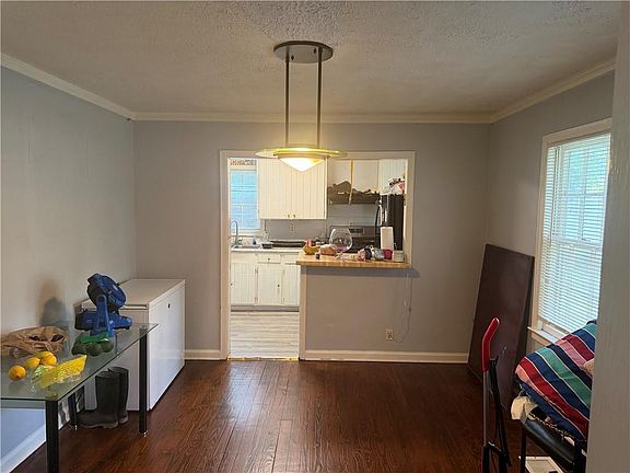 5th image of 204 Birch St