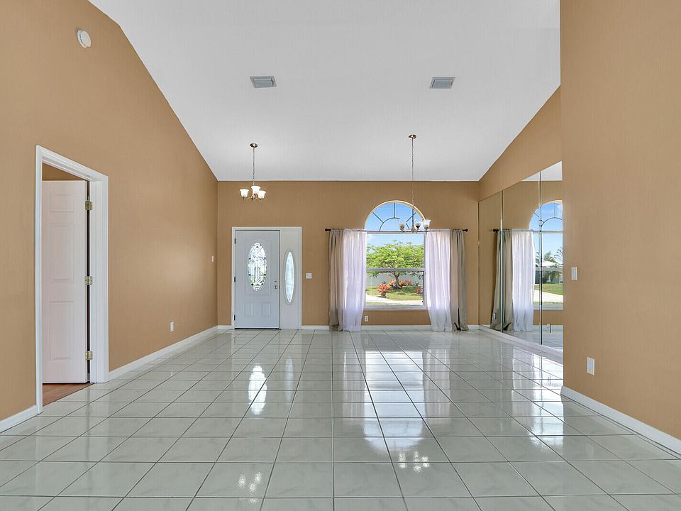1st image of 516 SW Bradshaw Circle