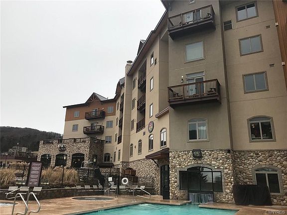 2nd image of 439 Tamarack Clb #439