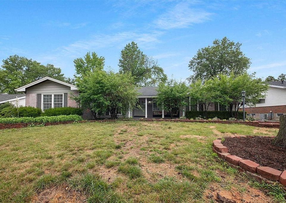 1st image of 3925 Woodcrest Dr