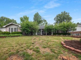 3925 Woodcrest Dr, Florissant, MO 63033