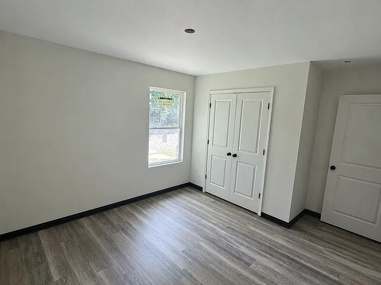 1018 E 10th St #1 — Photo 3