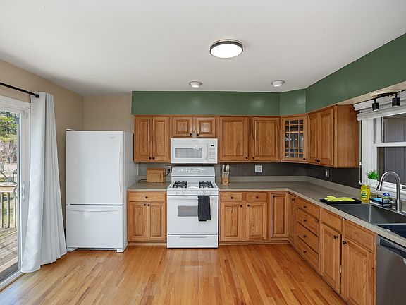5th image of 831 Gartner Ave