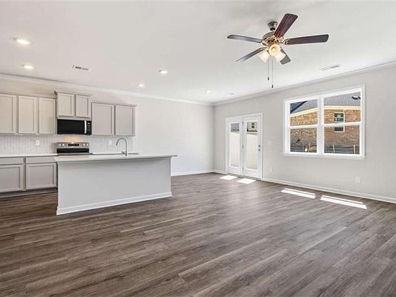 3rd image of 490 Silvermoon Dr