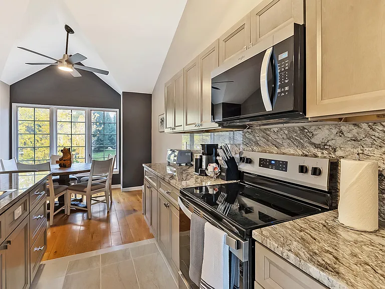 470 Homestead Dr — Photo 5