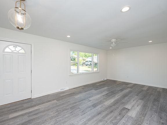 3rd image of 32 Tamwood Cir