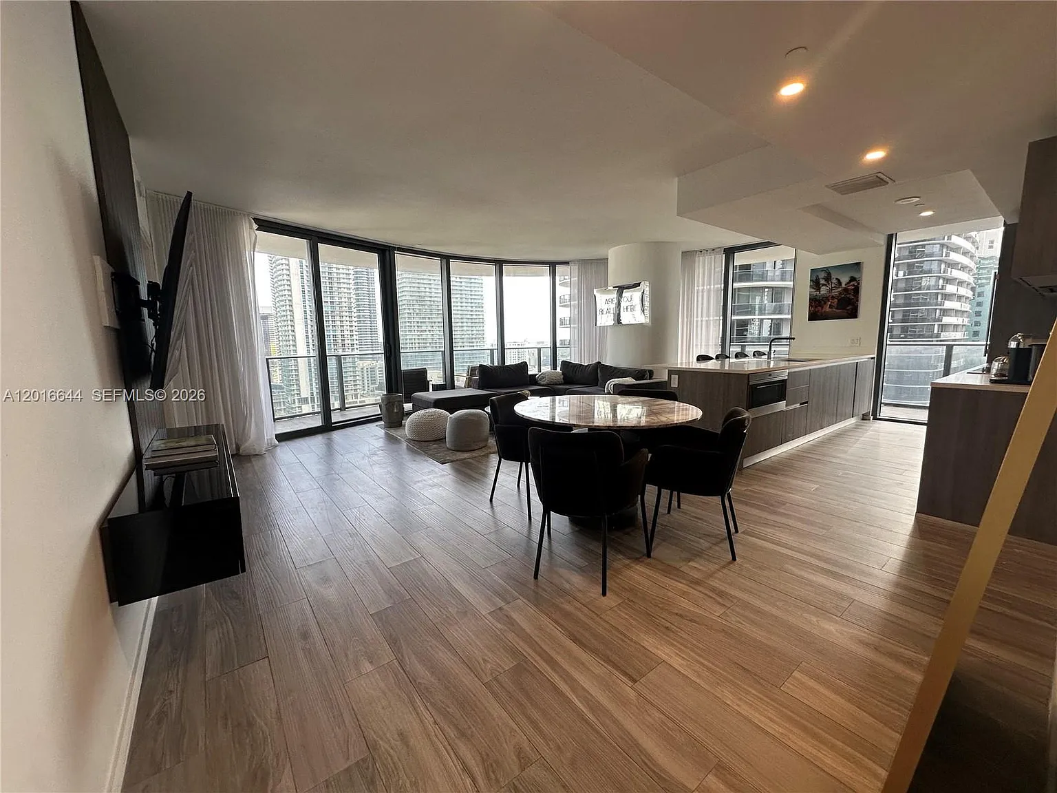 3 bed, 1613 sqft, $10,000 — Photo 2