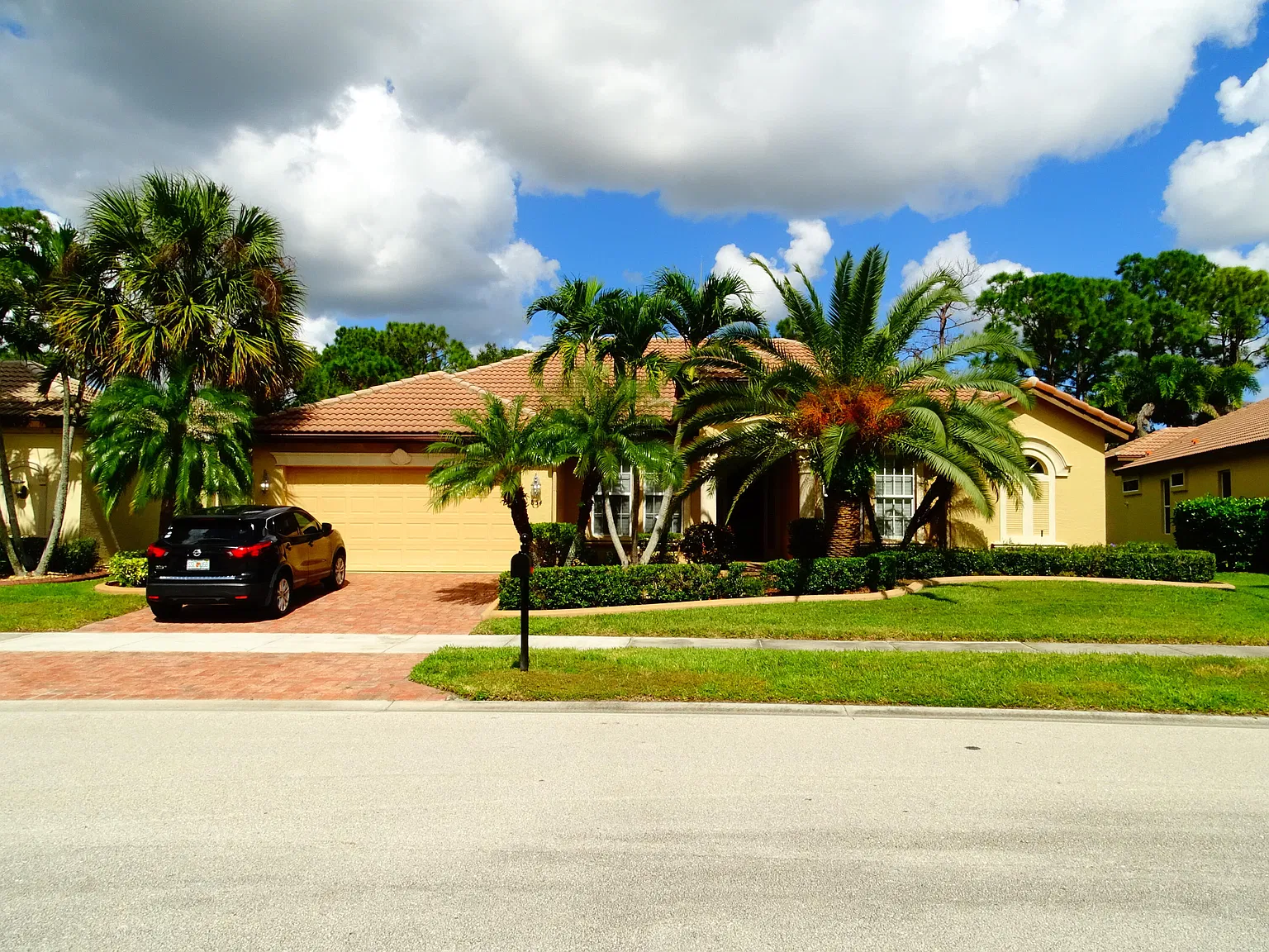 3 bed, 2.0 bath, 2376 sqft, $2,900 — Photo 3