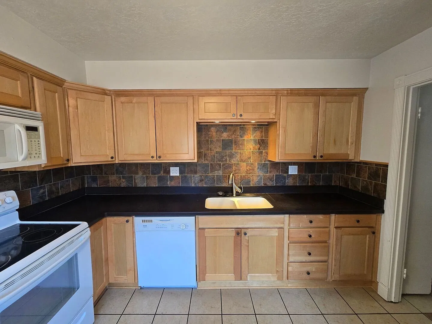 Charming 2-Bedroom SE Portland Duplex Living — Photo 4