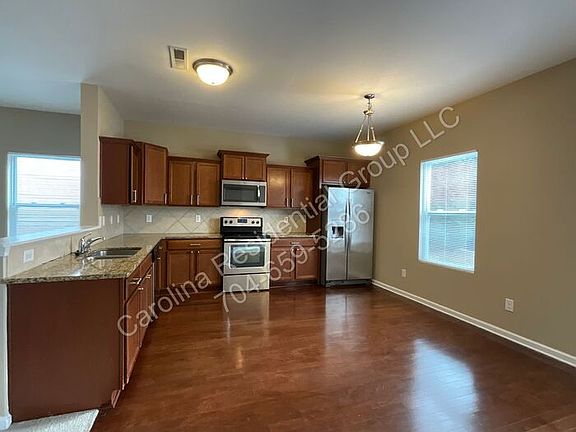4th image of 3830 Broadview Ln