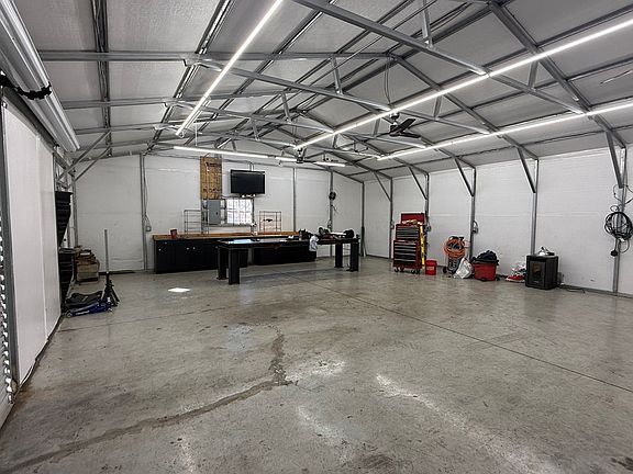 5th image of 383 Creasey Rd