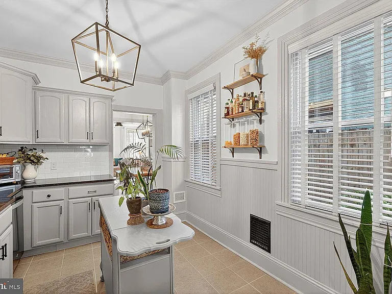 403 N Queen St — Photo 17