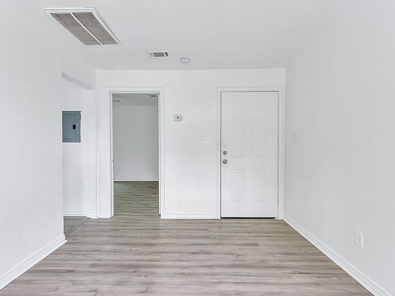 4th image of 1723 Oak Knoll Dr APT 1