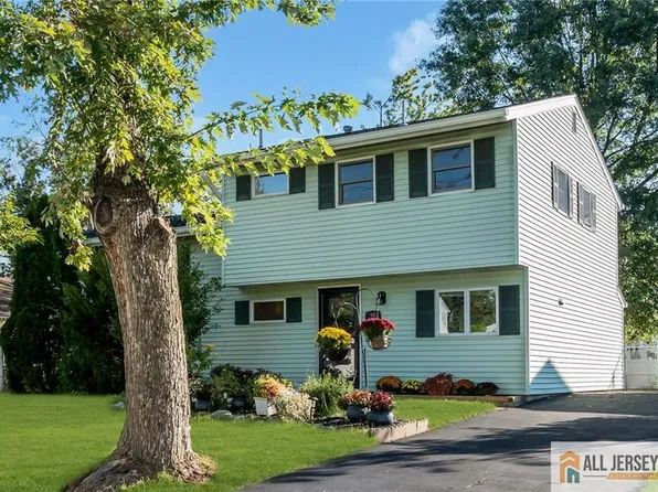 102 Avonridge Rd, Raritan, NJ 08869
