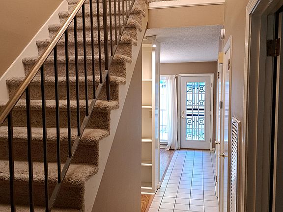 4th image of 1027 E Fairview Ave #1