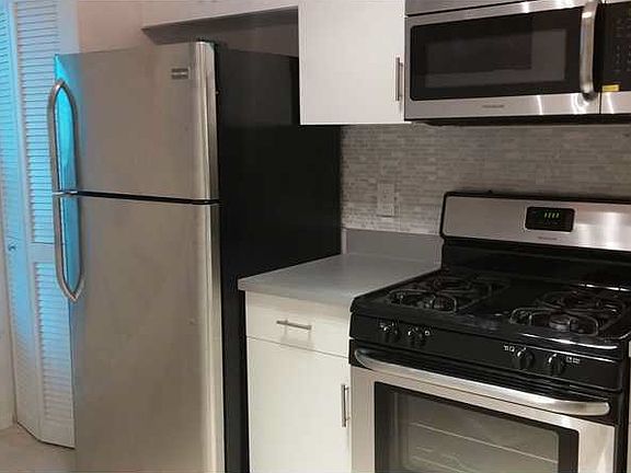 3rd image of 7705 Sanibel Dr