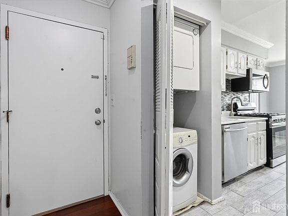 5th image of 209 Newport Ct