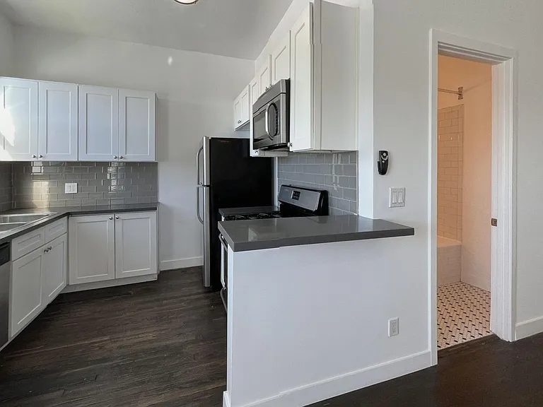 Sunset Apts...Gorgeous Newly Remodeled Apartments..CALL NOW! — Photo 6