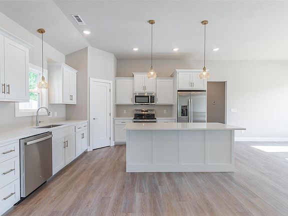 5th image of 266 Berkshire Dr