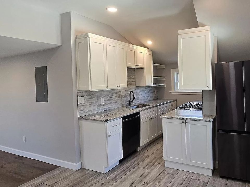 1st image of 120 Clinton Ave Floor 3