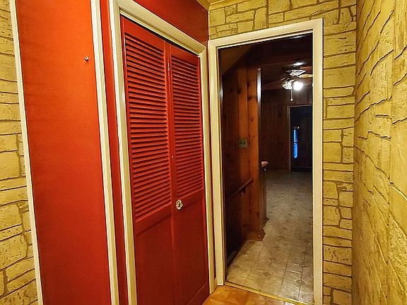 2nd image of 532 W Grand Ave