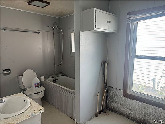 5th image of 270 E Clark St