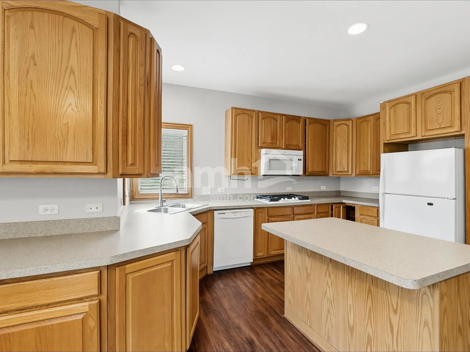4 bed, 2.5 bath, 2537 sqft, $3,420 — Photo 3