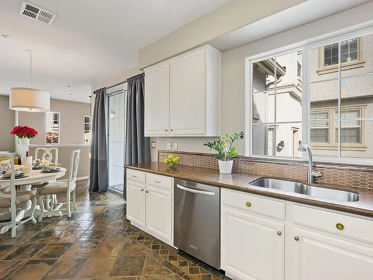 325 Casselino Dr — Photo 2