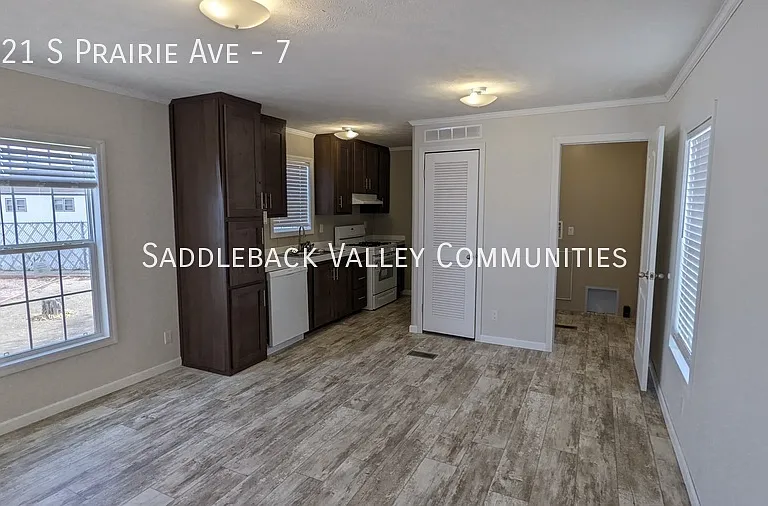 2221 S Prairie Ave #7 — Photo 3